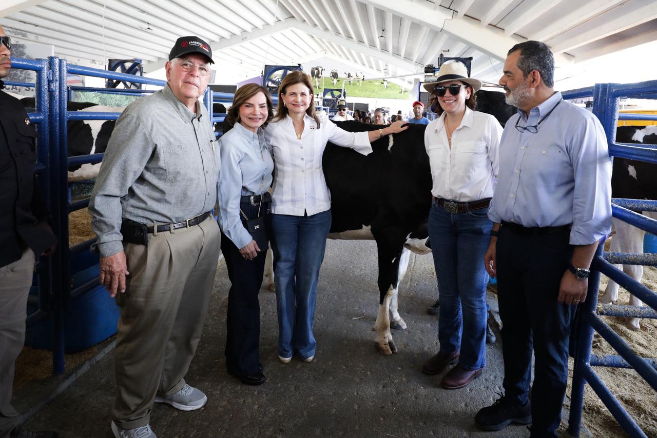 Raquel Peña recorre Feria Agropecuaria Nacional y destaca avances del sector en su jornada de cierre