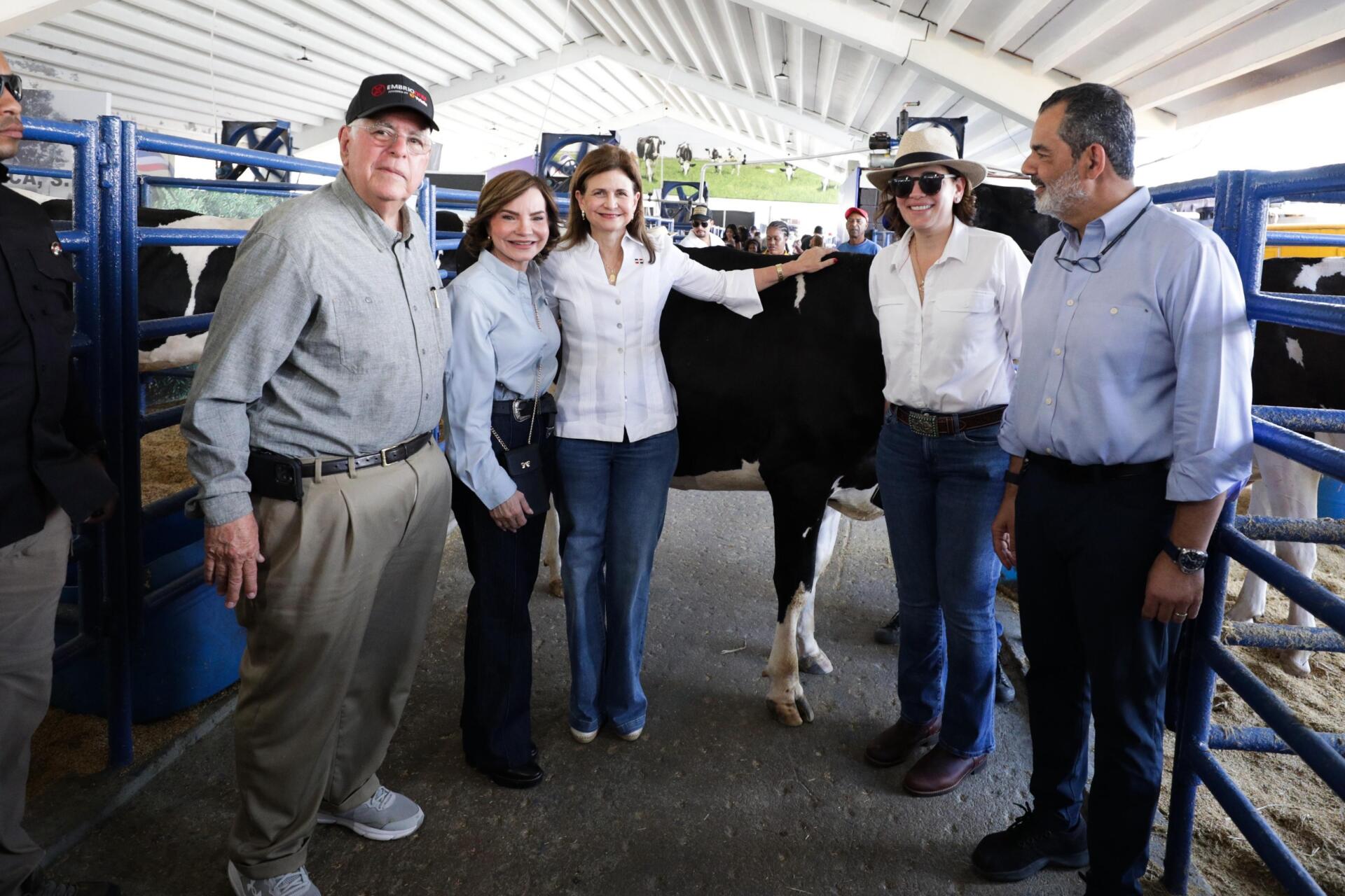 Raquel Peña visita la Feria Agropecuaria Nacional en su último día