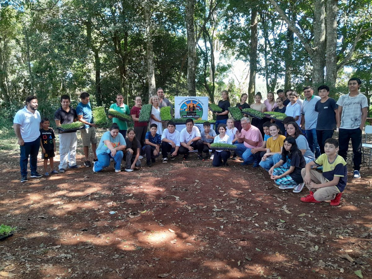 El Imac entregó plantines y capacitó a alumnos y productores en Campo Ramón