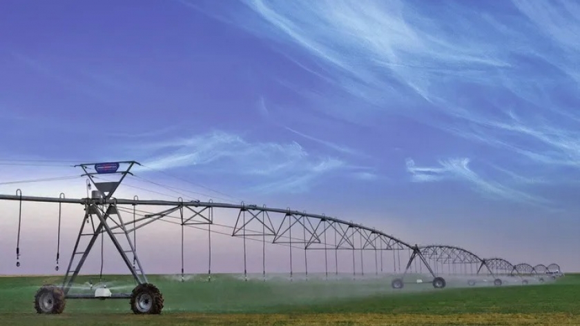 Riego agrícola: el potencial para generar empleo y sumar producción en el campo argentino 1 Riego agrícola: el potencial para generar empleo y sumar producción en el campo argentino